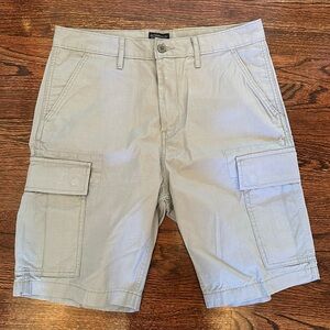 Men’s 31 inch Levi’s cargo shorts like new